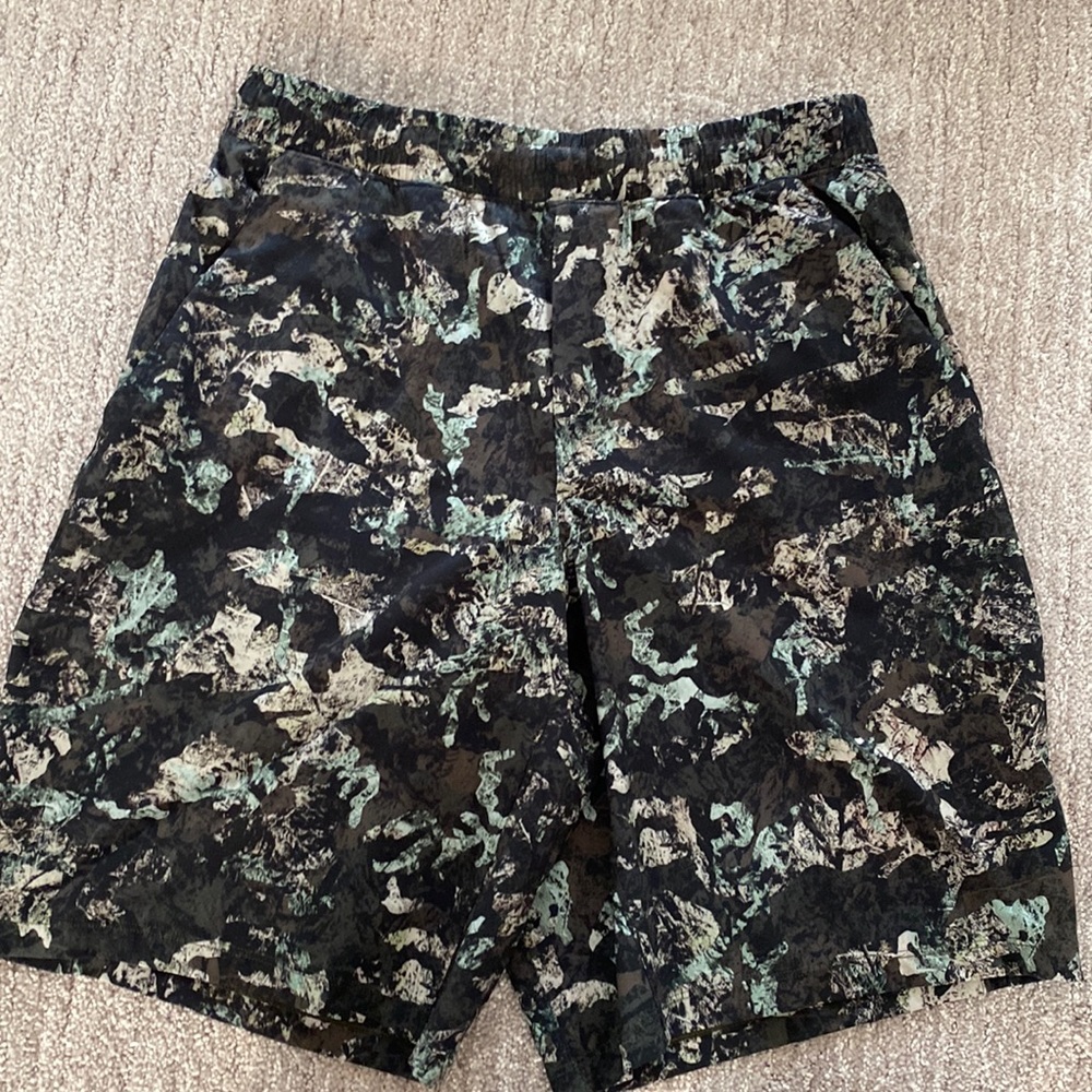 Mens lululemon 9”, size M lined pacebreaker shorts.